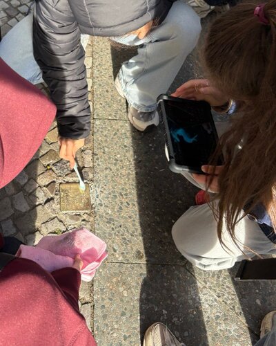 Die Schülerinnen und Schüler unserer Elisabeth-Abegg-Grundschule besuchten den Lern- und Gedenkort „Charlotte“. Dort...