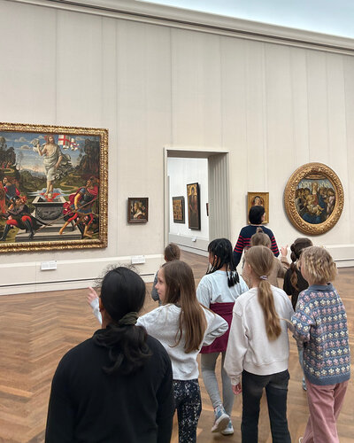 Die Klasse 4b unserer Elisabeth-Abegg-Grundschule hat an einer Führung zum Thema „Porträt“ in der Gemäldegalerie...