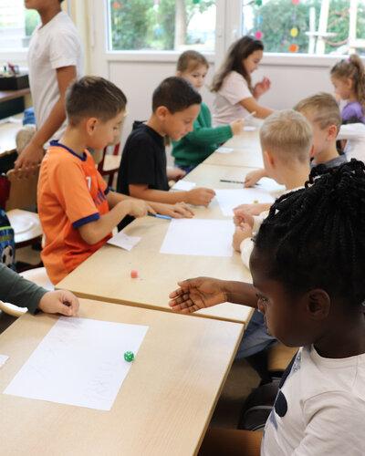  In der vergangenen Woche bekam die 1. Klasse Besuch von ihren Patinnen und Paten aus der 3. Klasse. Gemeinsam spielten...