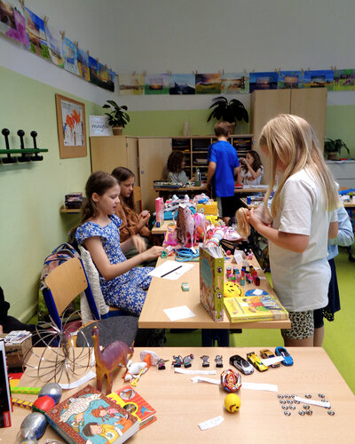  Lernen fürs Leben

Beim schulinternen Flohmarkt der Elisabeth-Abegg-Grundschule konnten die Grundschulkinder ganz...