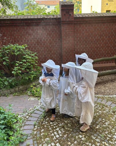  Summen, staunen, entdecken

Die Kinder unserer Kita Bunte Burg waren zu Gast im Ruhehof und konnten die Bienen aus...