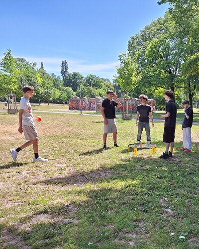  Sommer in Berlin genießen

Nicht jeder Sommertag muss am Wasser enden. Auch ein Ausflug in den Park, oder am Beachmitte...